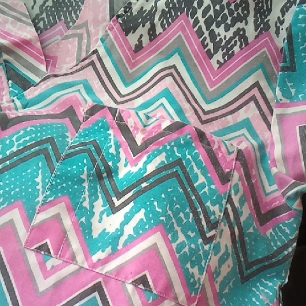 Colorful Chevron Patterned Top - Picture 4 of 5